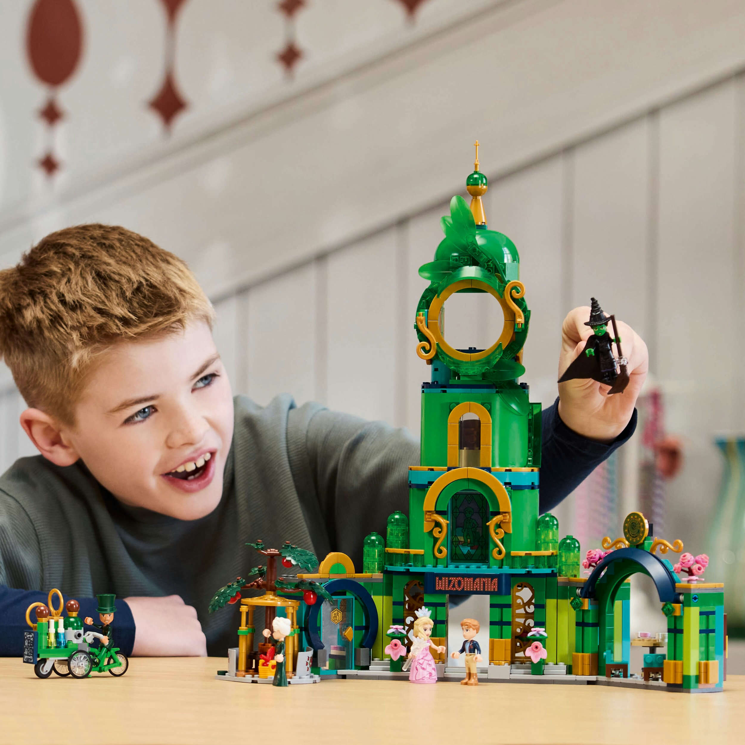 LEGO 75684 Wicked Willkommen in Emerald City, 5 Figuren, 3-geschossiger Turm