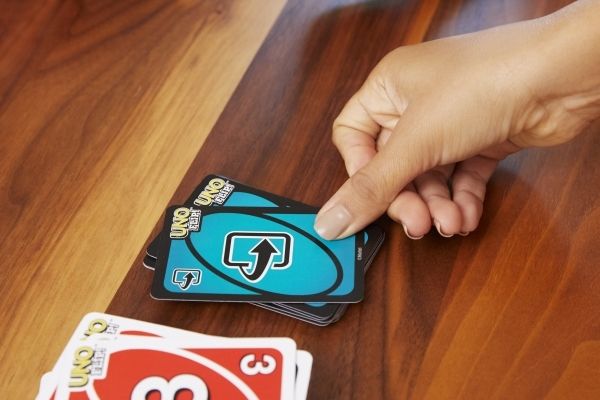 Mattel Games UNO FLIP! Kartenspiel mit beidseitig bedruckten Karten