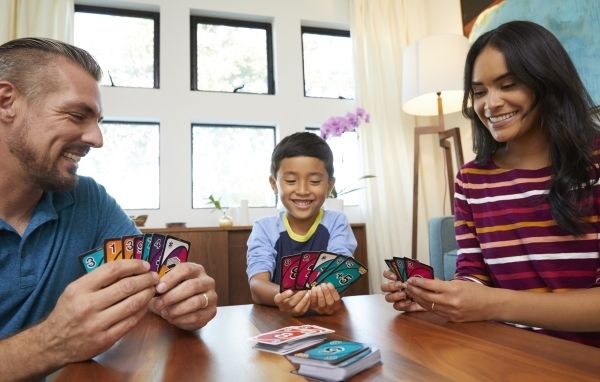 Mattel Games UNO FLIP! Kartenspiel mit beidseitig bedruckten Karten