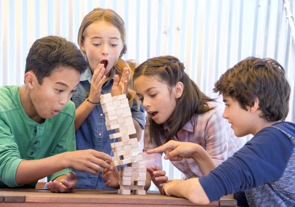 Hasbro Jenga Klassisch, das Originale Partyspiel mit Holzklötzen, Stapelspiel