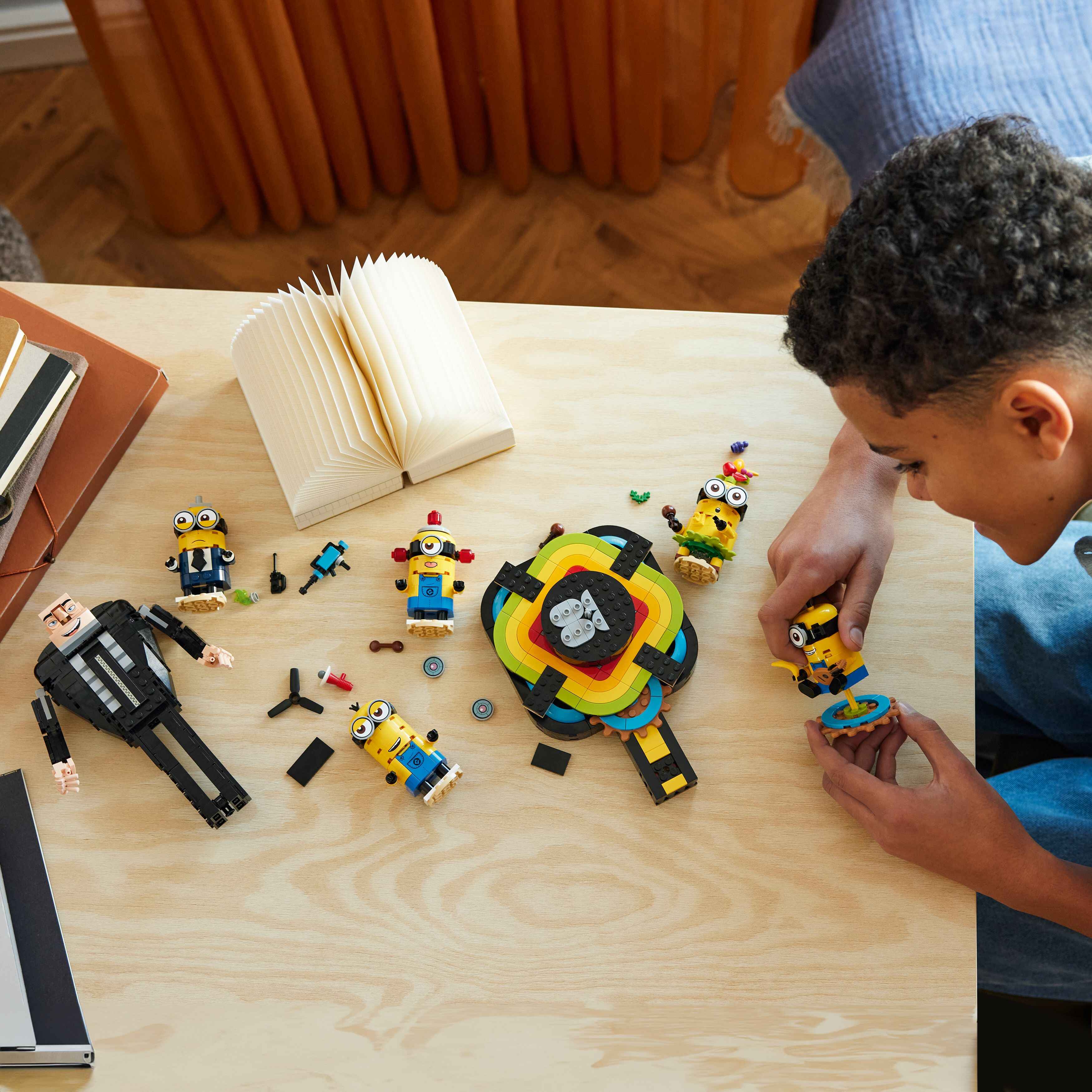 LEGO 75582 Despicable Me Gru und die Minions aus LEGO Steinen, 5 Minions