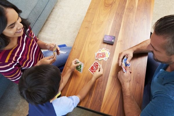 Mattel Games UNO FLIP! Kartenspiel mit beidseitig bedruckten Karten