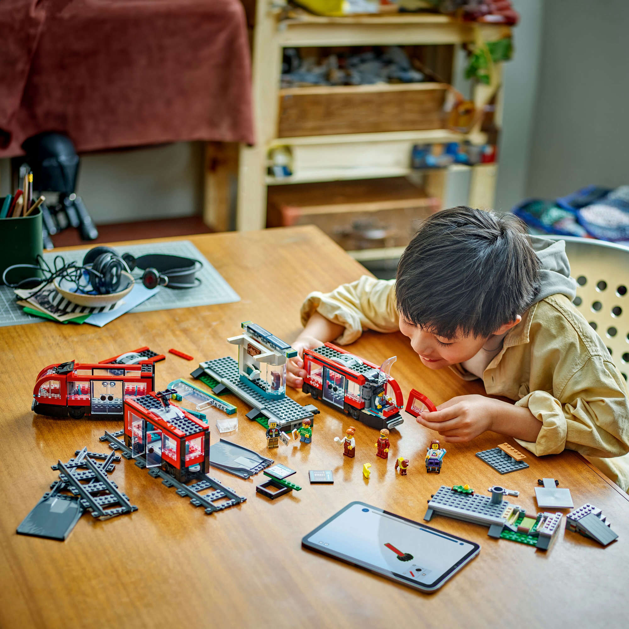 LEGO 60423 City Straßenbahn mit Haltestelle, 6 Minifiguren, Coffee-Shop